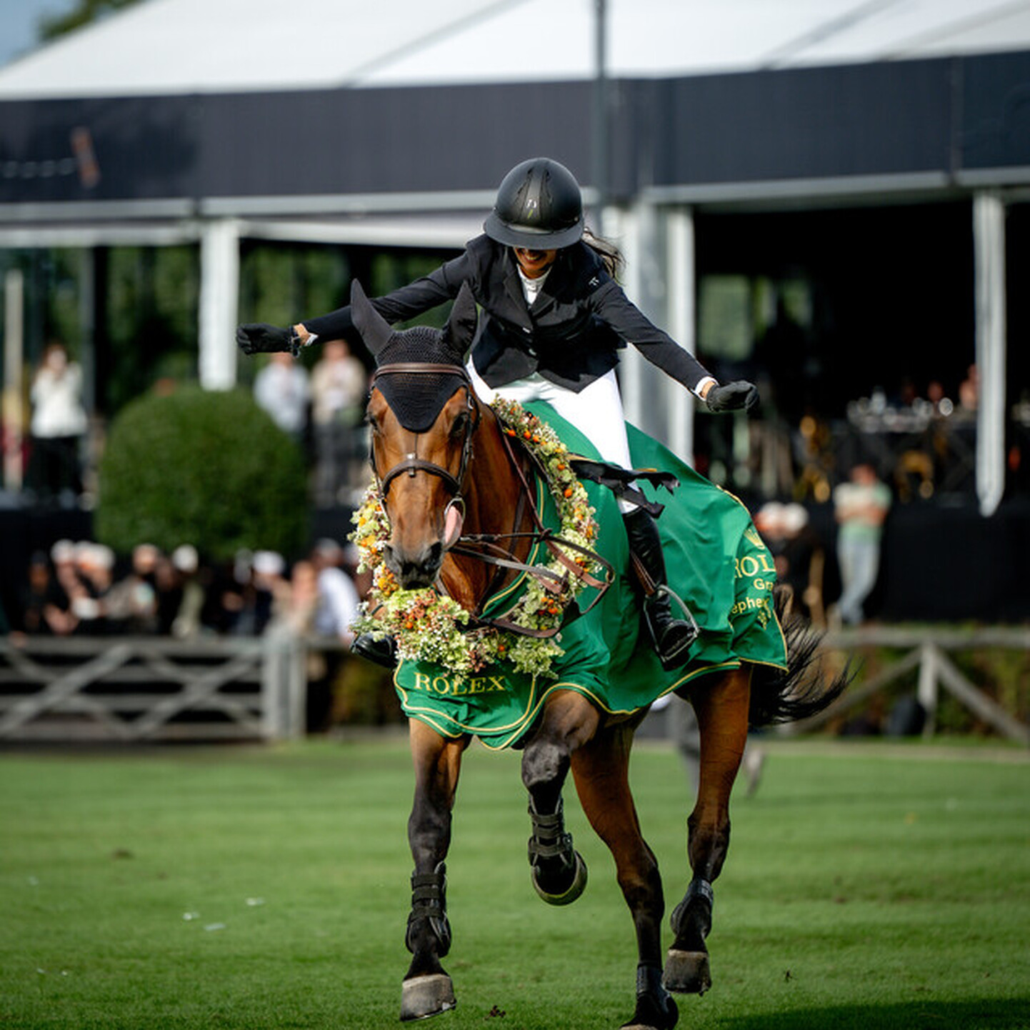 Nina Mallevaey, vainqueur du Rolex Grand Prix 2025, en selle sur Dynastie de Beaufour